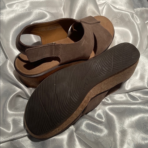 Clarks Women's Tan Suede Sandals 11M - Picture 4 of 6